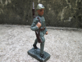 DURSO Dutch soldier. Nederlandse soldaat met geweer over de schouder.
