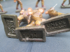 LINEOL 11 Belgium soldiers marching, smaler size. 11 marcherende belgische soldaten goede staat kleiner model.
