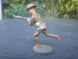 ELASTOLIN British soldier attacking. Engelse soldaat in de aanval