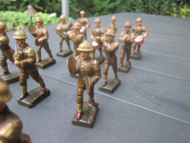 LINEOL Belgium soldiers drumband smaller size. 15 Belgische soldaten drumband 1 met lyra. kleiner model soldaatjes bijzonder apart.