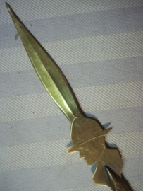 Trench- art Letter-opener ANZAC soldier. Loopgraven kunst brievenopener, geweer huls met Duitse knoop en de afbeelding van een Amerikaanse of Australische soldaat met de typische padvinderhoed.