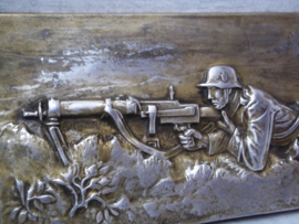 German metal wall plaque Machine gun compagnie. Duits metalen plaquette 27 bij 12 cm Duitse soldaat achter machinegeweer zilver kleurig. decoratief