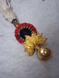 French shako badge officer. Frans shako model 1886 embleem officier, compleet met pluim. Vuurverguld.