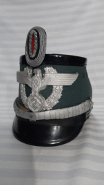 German police shako officer. Duitse politie schako officier. Schutzpolizei, met officiers binnenwerk, cocarde schubbenketting en helmembleem TOP staat. met etiket van eigenaar.groen doekovertrek.