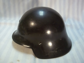 Spanish helmet model 1926, used in the civil war 1936. Spaanse helm model 1926, gebruikt in de Spaanse burgeroorlog 1936. voorzien van de Spaanse adelaar voorop de helm oud type helmembleem perfekte staat.