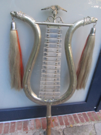 Duitse militaire lyra, met 2 kleurige paardenstaart, adelaar en adelaarskoppen, compleet met houten handvat en muziekplaatjes, zeldzaam stuk gebruikt door Wehrmacht en Reichswehr. jaren 30-40. Berlijns zilver.