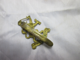 Dutch cap badge army forces in England. Nederlands petembleem Prinses Irene  R. Gaunt London.