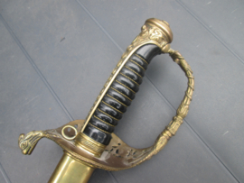 French officers naval sword with marks. Frans marine sabel met op het lemmet 2 keurmerken en op de rand de nam van de maker, zeer nette staat.