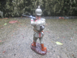 ELASTOLIN 10 cm. German soldier with spike helmet shooting. Duitse schietende soldaat met pickelhaube 14e regiment infanterie antiek speelgoed nette staat.