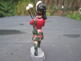 CHIALU Scottish spldier with featherbonnet. Schotse hooglander met doedelzak