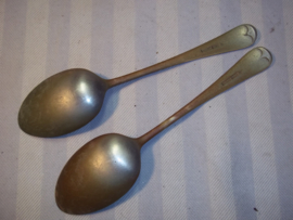 2 british army spoons nicely marked and dated 1944  2 Leger lepels Engels