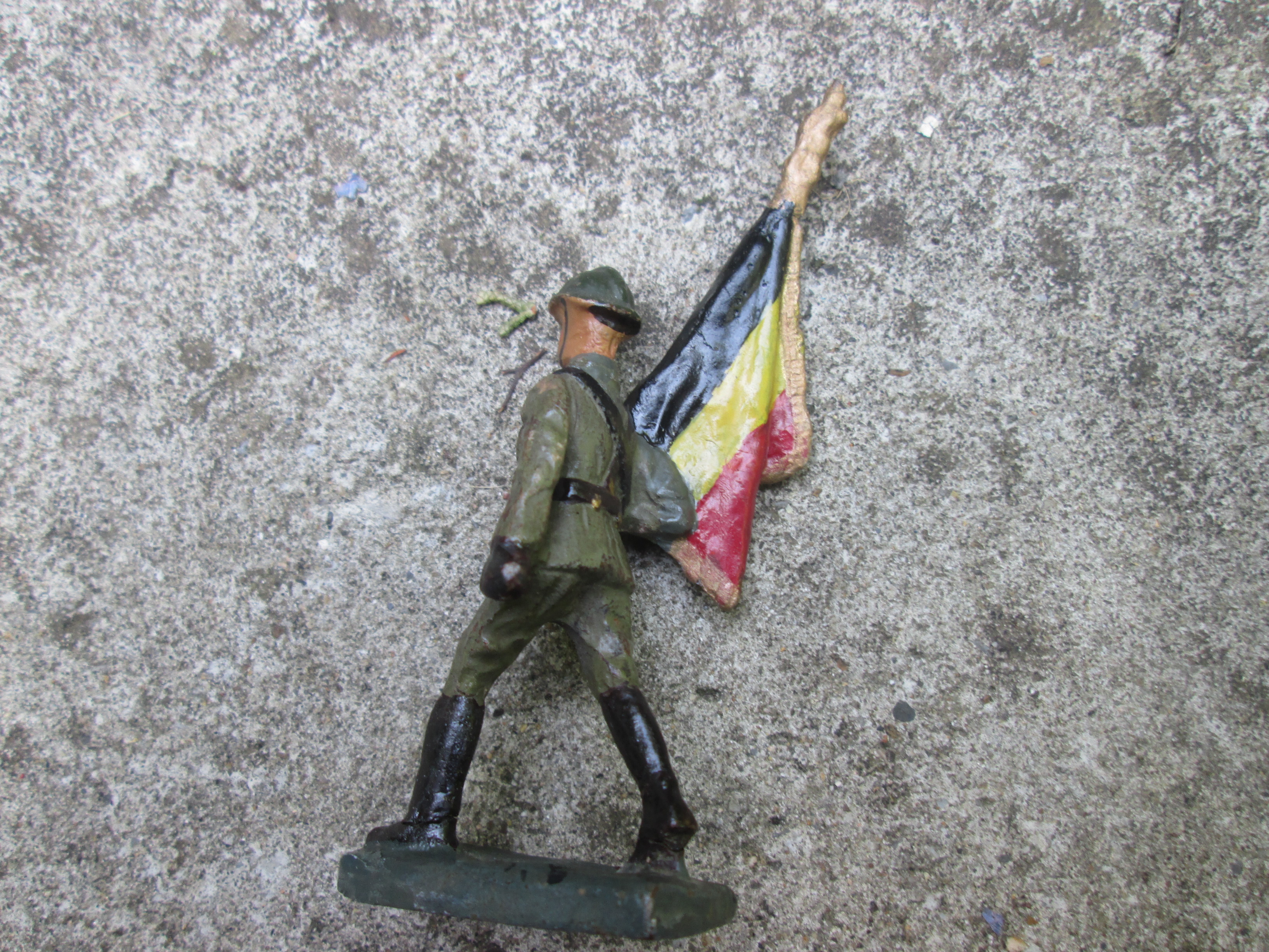 DURSO Belgium soldier with flag. Durso Belgische soldaat met Belgische vlag met standaard TOP stuk.