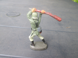 ELASTOLIN German soldier attacking with rifle. Duitse soldaat slaat met geweer.