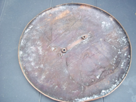 Remembrance plate Belgium Prisoner of war. Herinnerings plaat gemaakt van koper afgebeeld een wachttoren en een belgische soldaat 20 cm doorsnee, Section Bievre- Graide.
