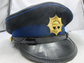 Dutch state police cap on water. Nederlandse Rijkspolitie pet, waterpolitie. met de typische goudkleurige emblemen. leuk oud model pet.