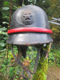 Belgium WW2 motorhelmet used by army and police forces. Belgische motor helm met voorop de Belgische leeuwenkop, gebruikt door politie (Rijkswacht) en leger.