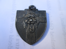 Belgium small medal liberation army with Field artillery badge, with name and number. Belgische hanger met 2 emblemen op naam en nummer, apart stuk.