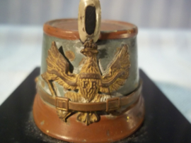 German bronse miniature Tschako . Miniatuur schako Pruisisch leger, bronzen uitvoering, zeer bijzonder. Maschinegewehr battalion
