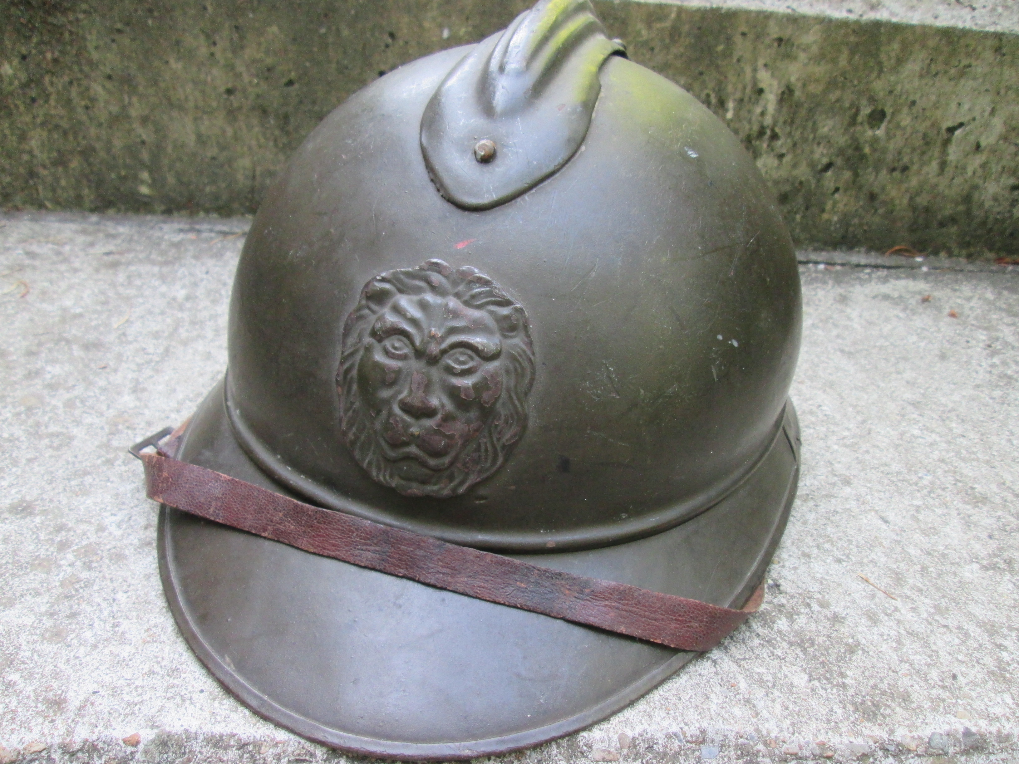 Belgium helmet M-1915. Belgische staalhelm M-1915, doorgebruikt tot de jaren 30, interbellum periode. Zeer nette staat en grote maat.