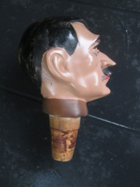 Cork with the head of Adolf Hitler. Kurk, met daarop een karikatuur kop van Adolf Hitler. er is ook een kurk dat hij een pet draagt, er zijn meerder verschillende hoofden gemaakt.