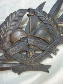 Bronze plaque grave memorial Belgium 1914-1918, Bronzen graf- monument plaat Belgisch leger met het oorlogskruis en twee helmen Ieper, Antwerpen....