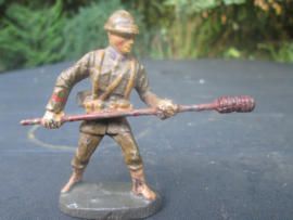 ELASTOLIN Belgium soldier Artillery, Belgische soldaat met poetsstok voor kanon loop of stamper voor de kogel.