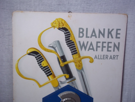 German advertisment of WKC swords and bayonets. Kartonnen reclame Derde Rijk, van WKC Waffenfabrik - Solingen-Wald. mooie afbeelding met sabels en bajonetten, zeer decoratief bij een wapen verzameling. 30 bij 48 cm. zeldzaam, rare.