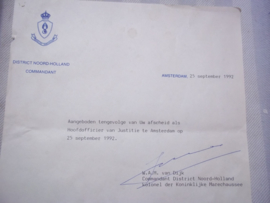 Aquarel van P.J. de Haas 1992 van een hoofdofficier bij de Koninklijke Marechaussee. tevens de brief van de hoofdofficier van Justitie  waarin de schenking staat. zeer leuk geheel