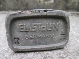 ELASTOLIN 2 soldiers carrying a wounded soldier. 2 soldaten dragen een gewonde welke nationaliteit kan ik niet zeggen. goede staat.