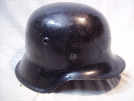 German helmet Mdl 1942, size helmet 62 size innerliner 55. together found with the Jungvolk belt. Duitse helm Model 42, samen gevonden met de Jungvolk Hitler-Jugend koppel. maat 55 maat helm 62. mooi gedateerd binnenwerk en kinriem.