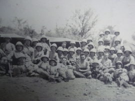 Postkaart foto met groep koloniale soldaten die poseren