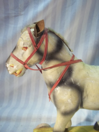 Toy horse  25 cm, papier mange. Speelgoed trekpaardje gemaakt van papier mange. geheel compleet zeer bijzonder