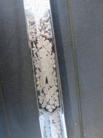 Austrian officers sword with very nice and rare etching. Oostenrijks Dragonder officiers sabel met zeer mooie en zeldzame gravering ehrensabel voor de drager.