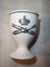 Dutch egg cup with Artillery badge 1930-1940. ei houder Veldartillerie, voor oorlogs Peterus Ragout Maastricht, klein haarscheurtje