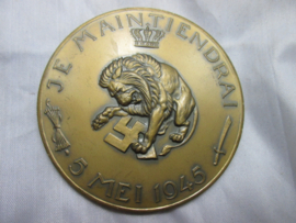 Nederlandse bevrijdings penning van brons diameter 6 cm. Je Maintendrai 5 mei 1945 leeuw met hakenkruis mooie decoratieve penning.