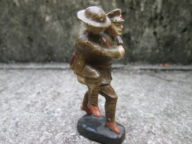 ELASTOLIN British Red Cross soldier with wounded man. Engelse Rode kruis soldaat die een gewonde draagt.