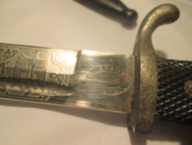 German dress bayonet with etching. Duitse parade bajonet met inscriptie Erinnerung an meine Dienstzeit met 2 Wehrmacht adelaars maker hersteller FW Holler Solingen.