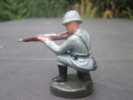 GJ Belgium French shooting soldier. Franse soldaat schiet knielend.