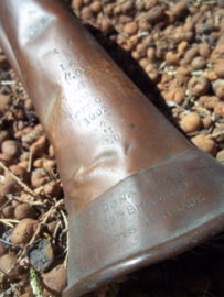 British bugle WW1 - 1902. with maker and donation inscription. Engels Bazuin met maker en oorlogspijl en een gravering met de naam van de donateur Boys Brigade, de scouting.