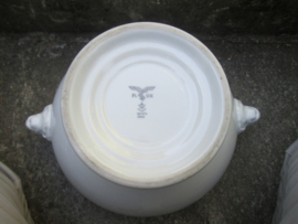 German soup tureen with Air Force eagle. Duitse soep terrine met Luftwaffe adelaar, gebruikte staat. Bavaria 1942.