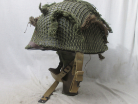 US- Army paratrooper helmet front seam, fixed bail, with Westinghouse liner. nicely marked. Amerikaanse parahelm met binnenhelm, zeldzame set. leuk is dat de binnenhelm na de oorlog door de PATHE cinema's is gebruikt