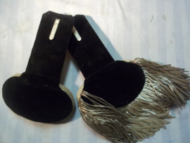 French NCO's epaulets, shoulderboards, in box with name, nice condition. Franse schouder epauletten van een Adjudant van de infanterie, op naam, in doos. goede staat.