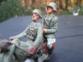 ELASTOLIN German soldier on motor with Wehrmacht licence plate Duitse soldaat op motor, eventueel met bijrijder met metalen wieltjes Duits. mooi WH (Wehrmacht) nummerplaat. bespeelde staat played condition.