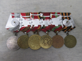 Russian medal bar 1940- 1945. Russische medaille balk met 6 medailles ter herinnering aan de Tweede Wereldoorlog.