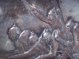 Silverplated german battlefield scene. Verzilverde metalen voorstelling Duitse soldaten in de aanval met pickelhauben TOP staat.