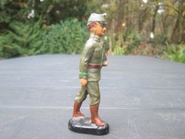 ELASTOLIN Soldier marching. Soldaat die marcheert met sjako groen uniform Duits/ Nederlands.