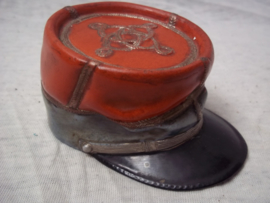 Porseleinen kepie Franse officier, model 1870-1914, zeer gedetailleerd en natuurgetrouw gemaakt. zelfs de binnenkant is meesterlijk gemaakt.