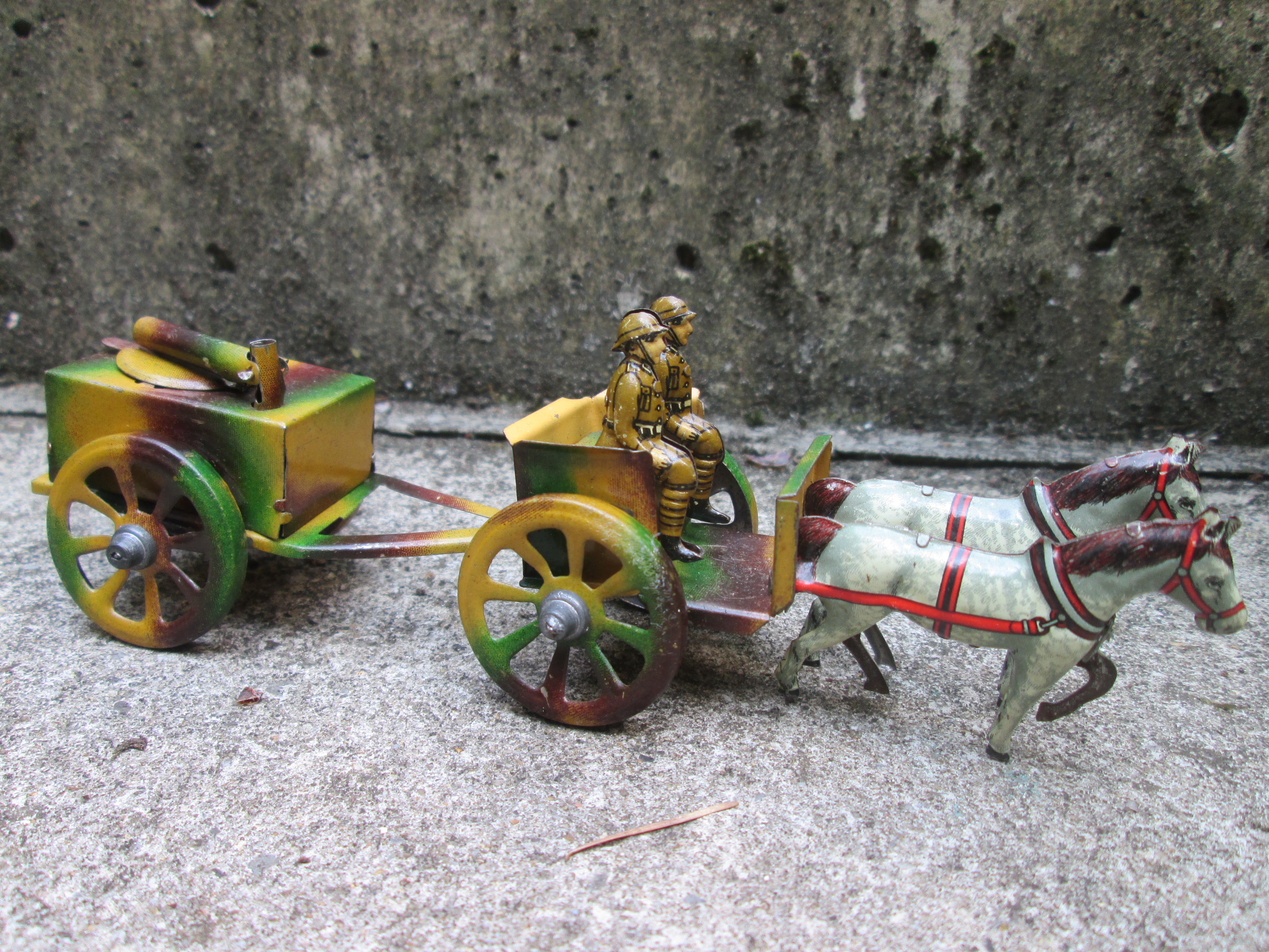Tin toy Belgium soldiers. Blikken speelgoed Belgische soldaten met paard en wagen, keukenwagen vooroorlogs, Made in Germany klein model.