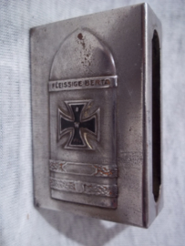 German match holder. Duits luciferdoosomhulsel, met daarop de Dikke Bertha en het EK 1914. Fleissige Bertha.