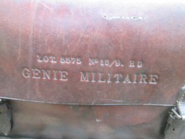 Belgium leather bag for pioneer. Belgische leren tas, gebruikt door de genie, Frans talig opschrift GENIE MILITAIRE, nooit eerder tegen gekomen, gedragen staat
